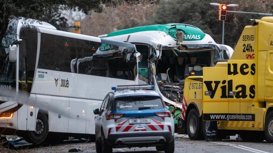 Los autocares, tras el choque, ayer, en Barcelona. | E. Press