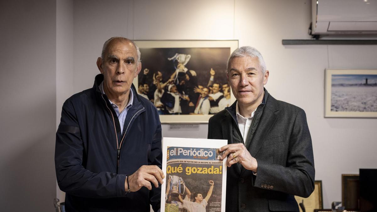 Andoni Cedrún y Xavi Aguado sujetan la portada de EL PERIÓDICO tras la conquista de la Recopa, en las instalaciones de EL PERIÓDICO.