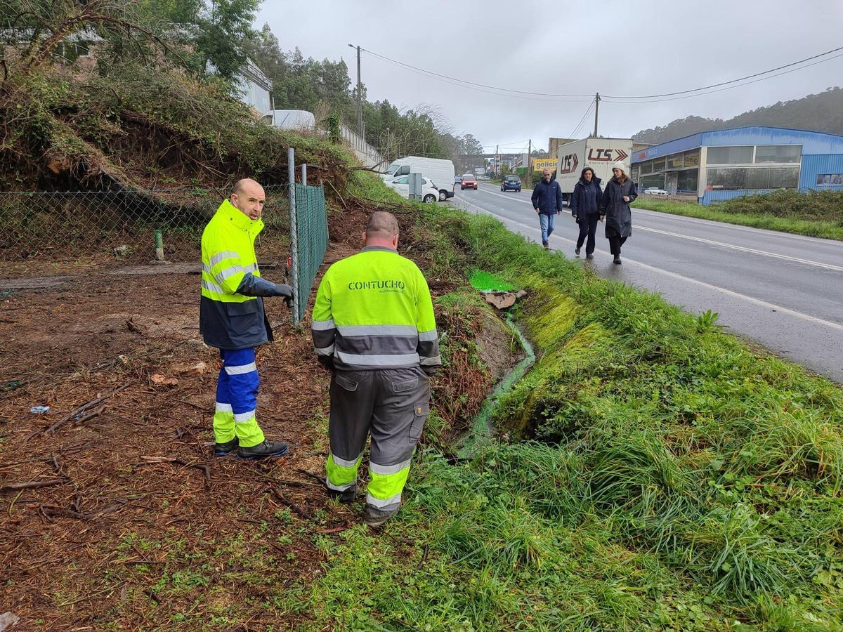 Una de las visitas a la captación de Anguieiro, en Cangas, para tomar muestras del agua contaminada por hidrocarburos.
