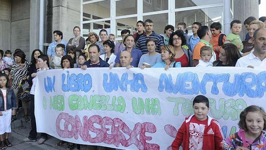 Protesta de los padres del colegio de Andrade celebrada el pasado lunes. / carlos pardellas