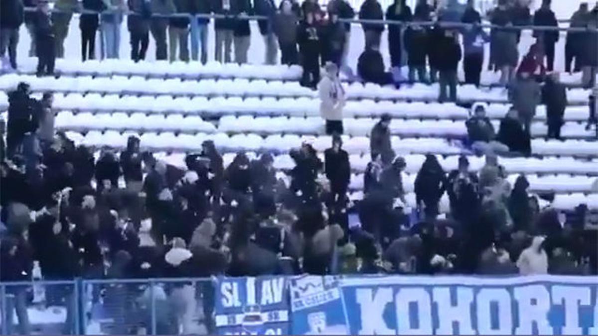 ¡Allí va una bola de nieve! Ojalá toda violencia en el fútbol fuese como esta