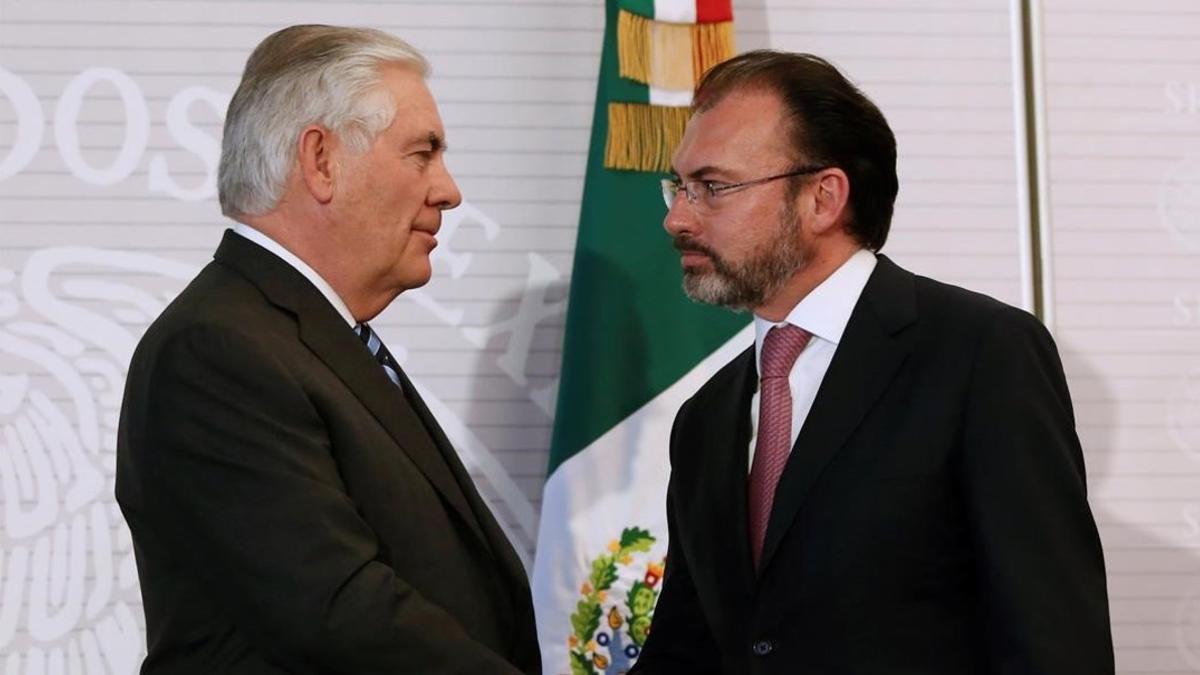 Videgaray (derecha) junto al secretario de Estado de EEUU, Rex Tillerson, en su encuentro en México, el 23 de febrero.