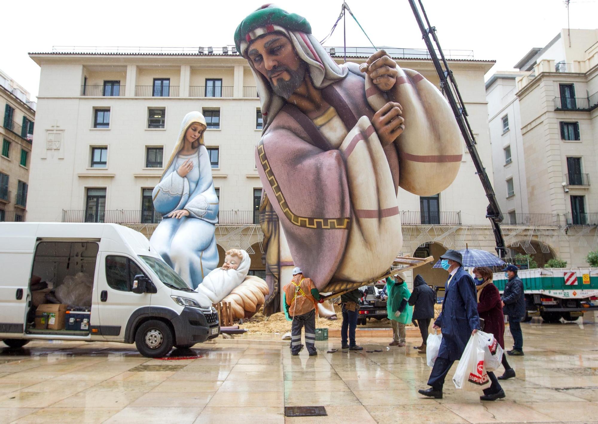 Arranca el desmontaje del Belén Gigante pese a la lluvia en Alicante