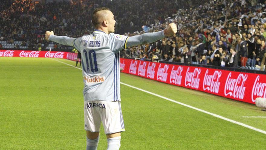 Aspas celebra su último gol con el Celta // ALBA VILLAR