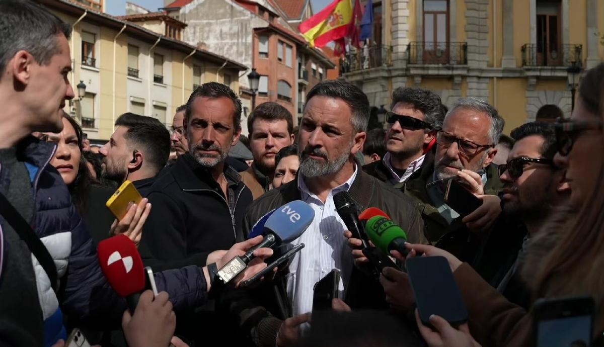 El presidente de Vox, Santiago Abascal, en un encuentro con los medios de comunicación en León.
