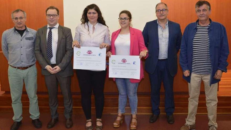 Las dos alumnas premiadas, con responsables de la facultad y de la Universidad.