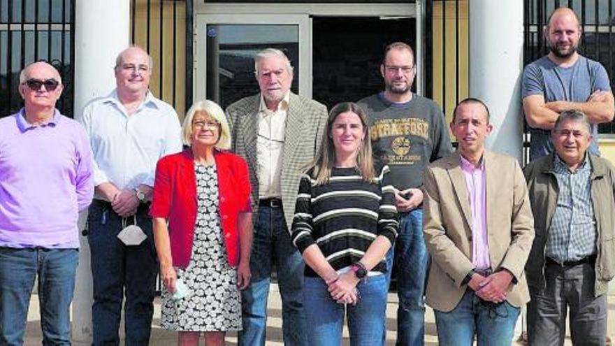 El grupo de cronistas, con la alcaldesa de Albalat dels Tarongers.  | LEVANTE-EMV