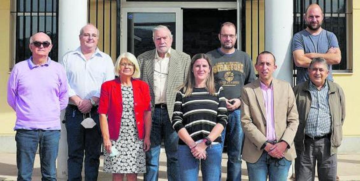 El grupo de cronistas, con la alcaldesa de Albalat dels Tarongers. | LEVANTE-EMV