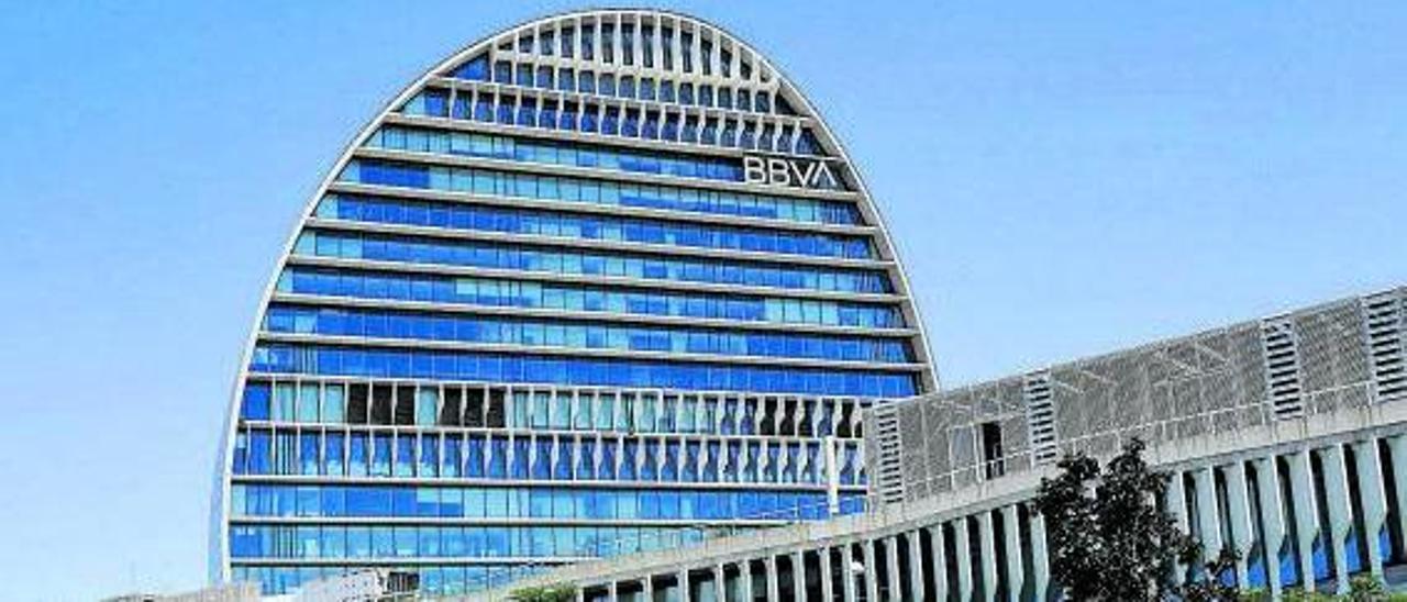 Sede del BBVA en Madrid. A la derecha, Luis Vadillo, director de su gestora de inversión | Activos