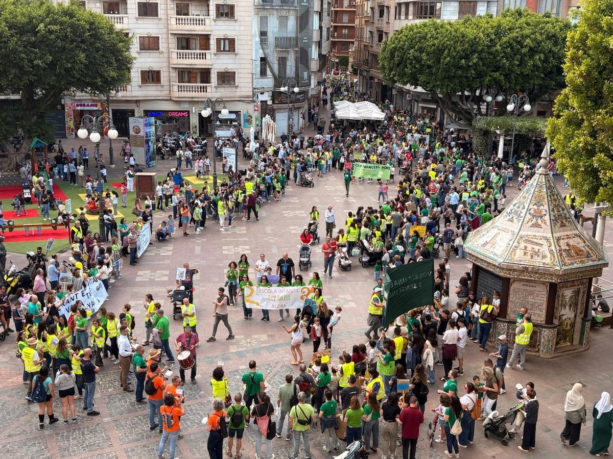 Vista del tramo final de la manifestación, en su entrad desde la avenida Sants Patrons.