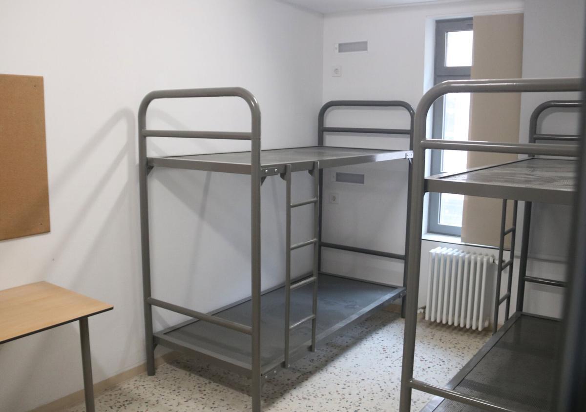 Habitación con literas en uno de los módulos del futuro centro penitenciario abierto de Barcelona, en la Zona Franca