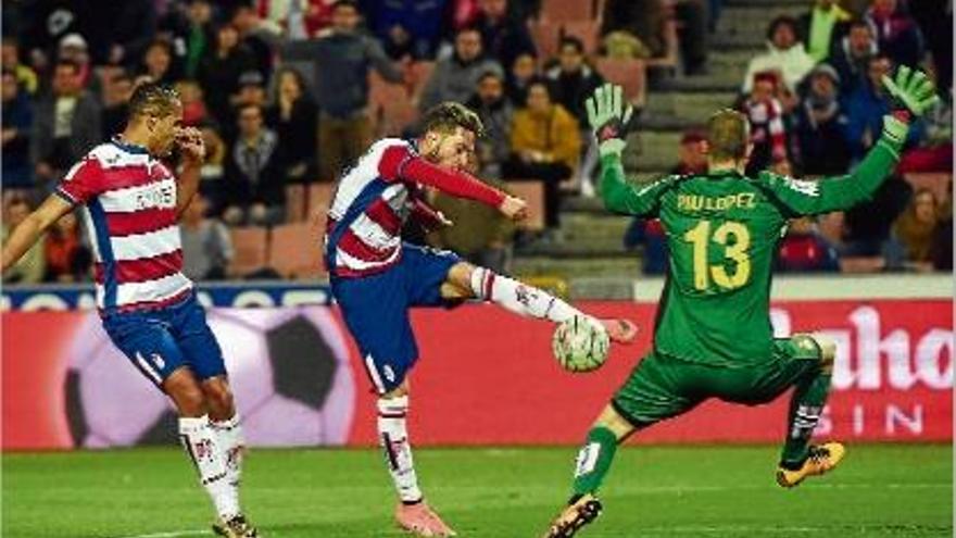 L&#039;atacant Rubén Rochina, en el moment de superar el porter gironí de l&#039;Espanyol Pau López.