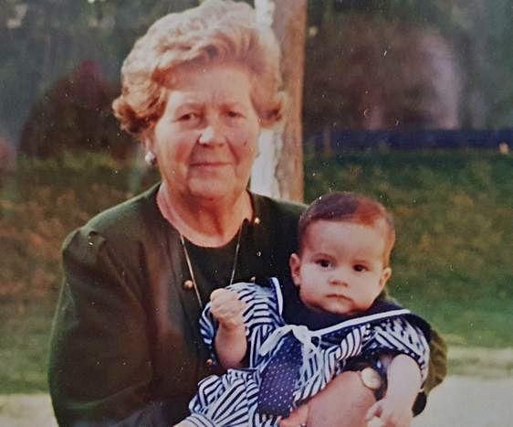 María Cabral, madre de Luisa María Benvenuty, con su nieto Fran.