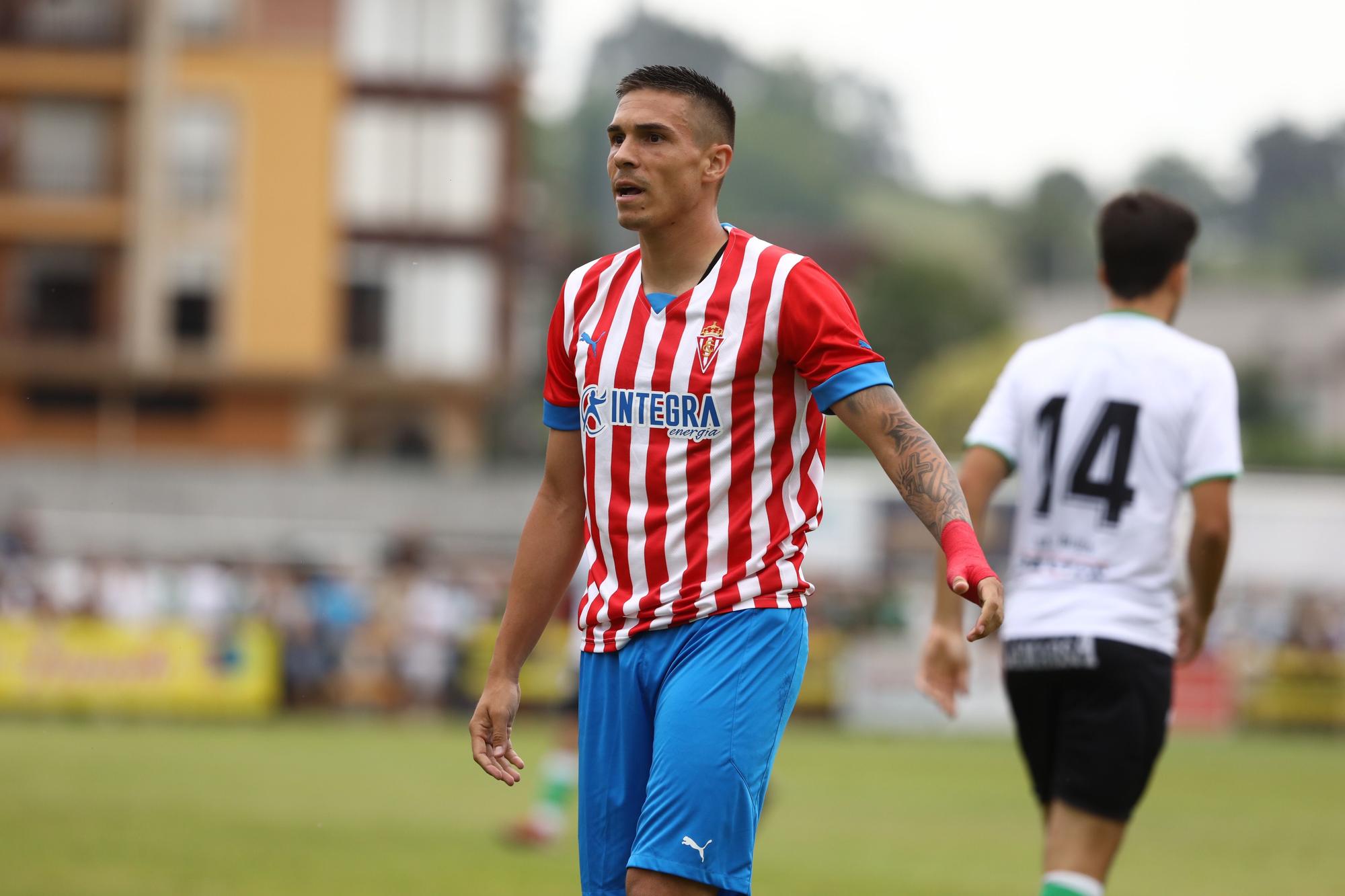 En imágenes: El Sporting vence por 1-0 frente al Racing de Santander en un partido amistoso