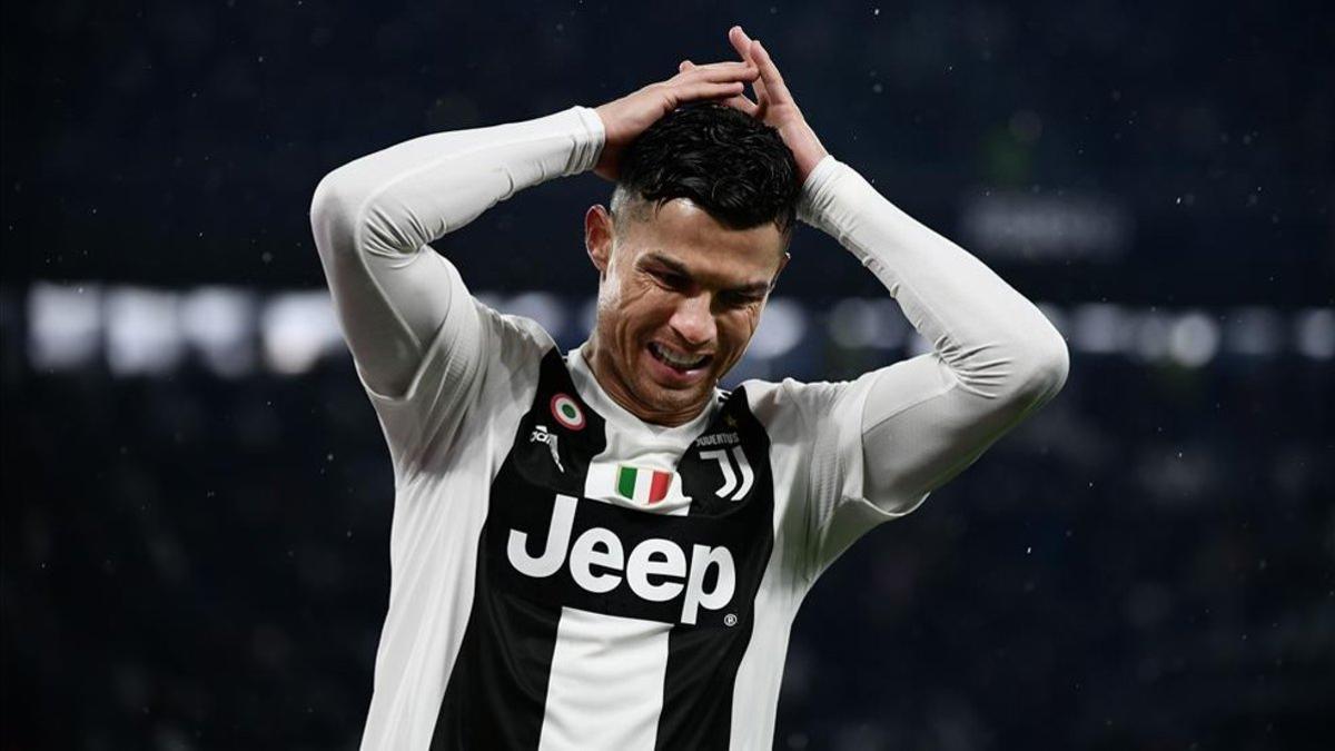 Cristiano Ronaldo se lamenta tras fallar una ocasión de gol