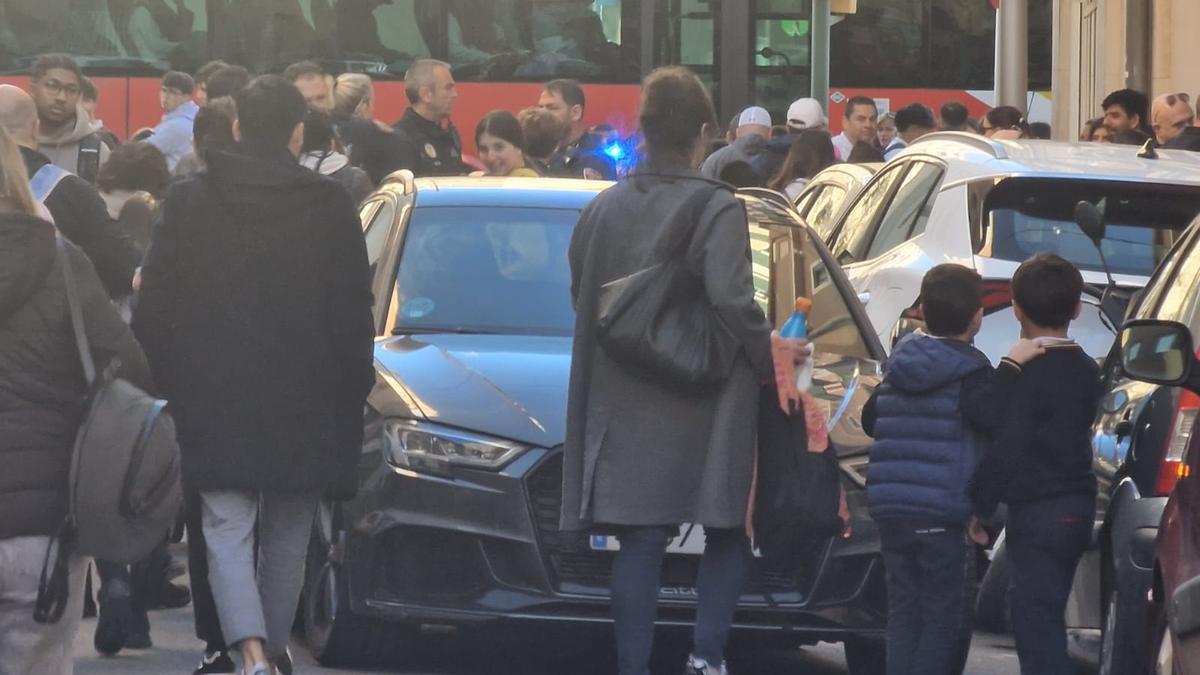 El coche en sentido contrario en la calle Son Ventallol en la salida de los escolares.