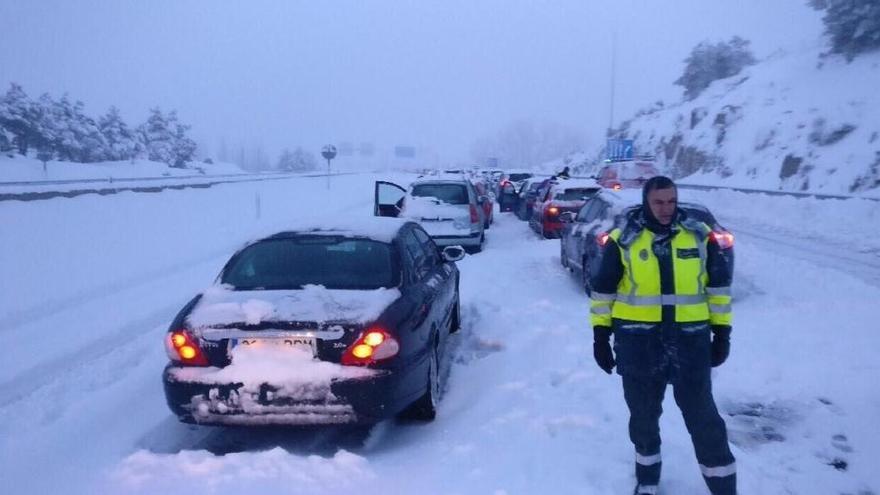 Coches atrapados por el temporal de nieve en la AP-6 el día de Reyes