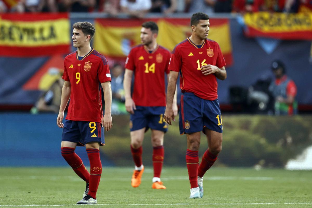 Enschede (Netherlands), 15/06/2023.- (lr) Gavi of Spain, Aymeric Laporte of Spain, Rodrigo Hernandez of Spain disappointed after the 1-1 during the UEFA Nations League semi-final match between Spain and Italy at Stadion De Grolsch Veste in Enschede, Netherlands, 15 June 2023. (Italia, Países Bajos; Holanda, España) EFE/EPA/MAURICE VAN STEEN