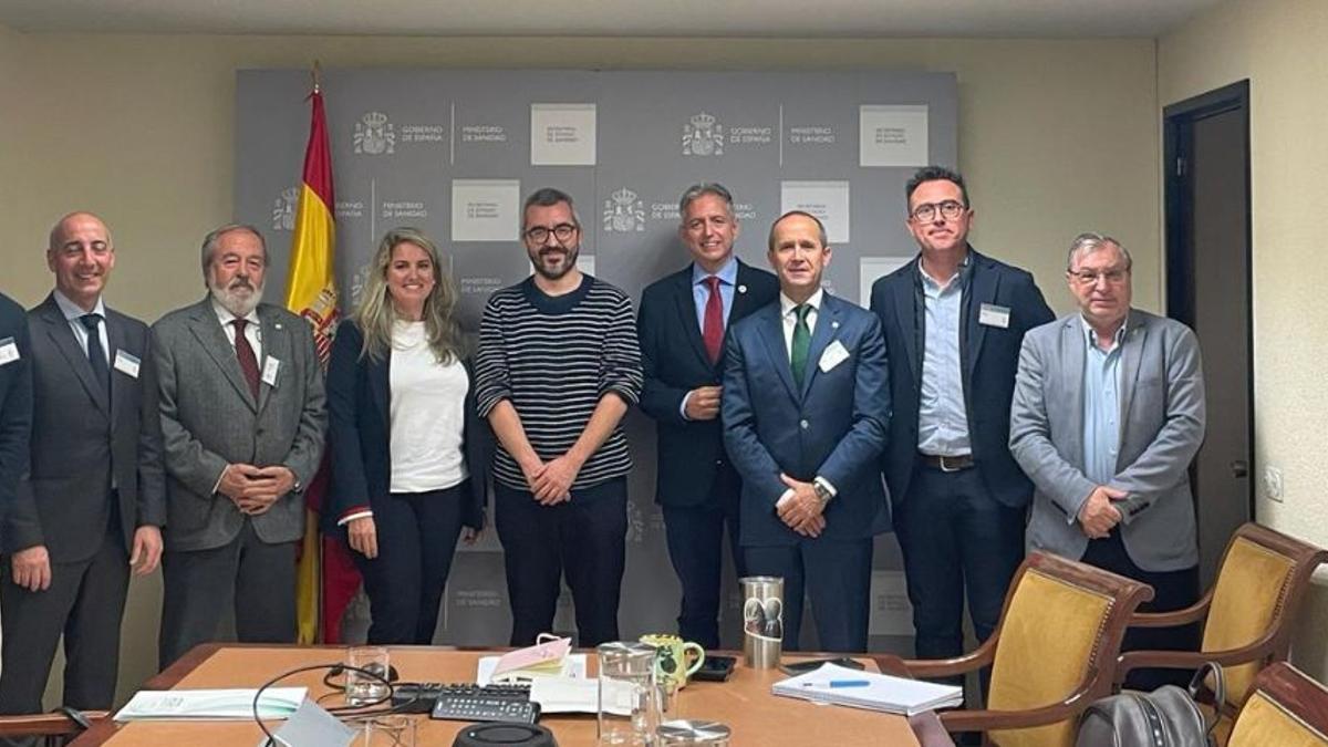 Javier Padilla, secretario de Estado de Sanidad, con los representantes del sector