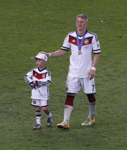 Bastian Schweinsteiger camina con su hijo