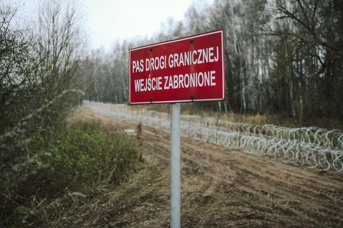 Soldados del ejército polaco arreglan bobinas de alambre de púas en una valla a lo largo de la frontera polaca, con el enclave ruso de Kaliningrado, cerca de Zerdziny, Polonia