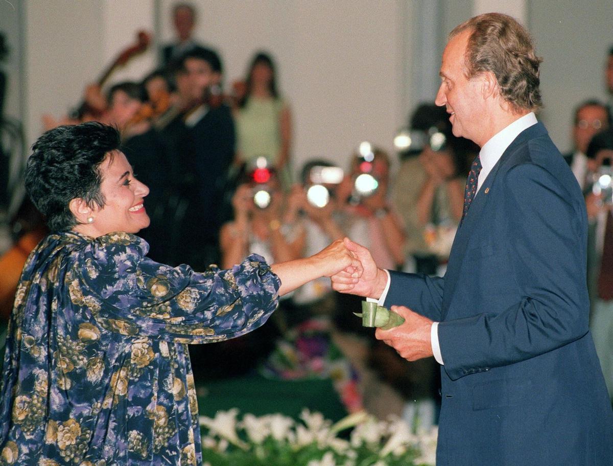 Imagen de archivo, tomada en Barcelona el 27 de julio de 1992, del Rey Juan Carlos haciendo entrega del Premio de la Música a la decana de los cantantes líricos españoles, Victoria de los Ángeles.