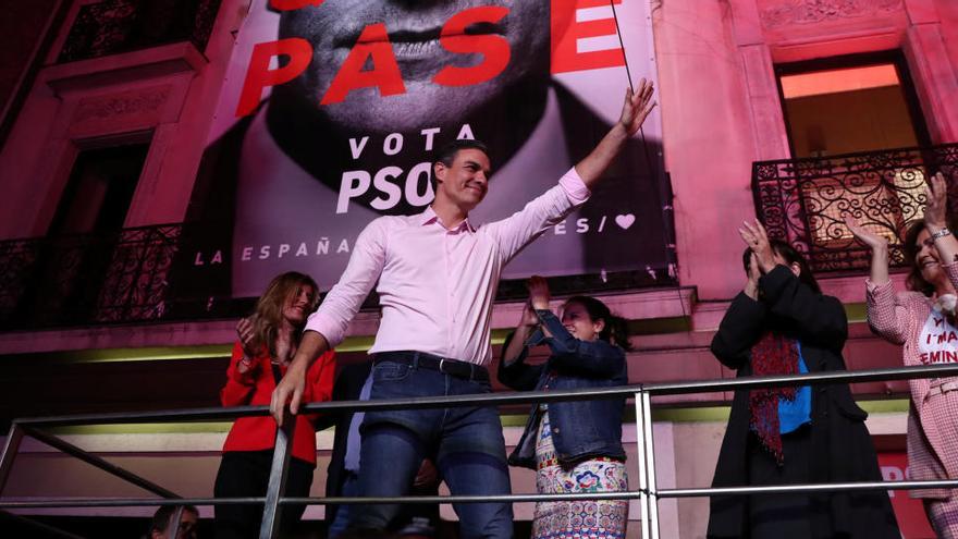 Pedro Sánchez saludant a militants i simpatitzants davant la seu de Ferraz la nit electoral del 28 d&#039;abril del 2019