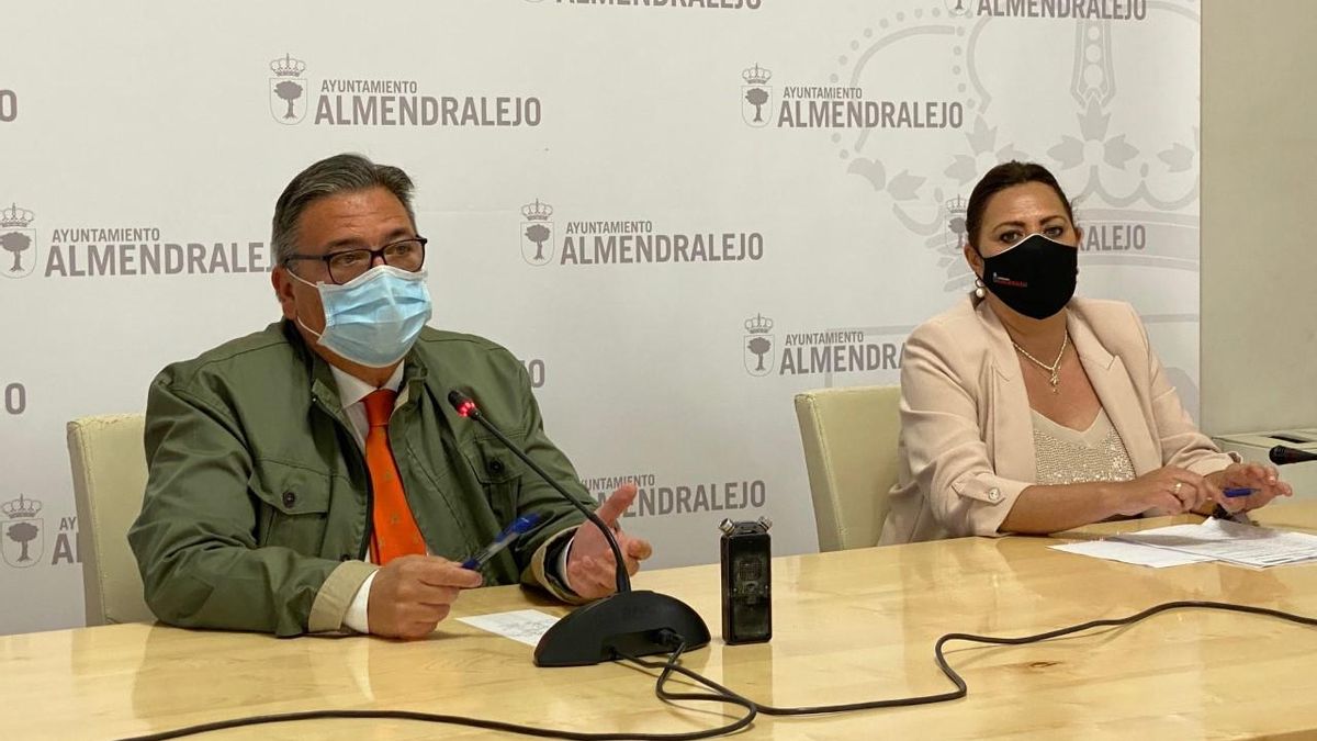 El alcalde Ramírez y la concejala Josefina Barragán presentan el plan de empleo municipal