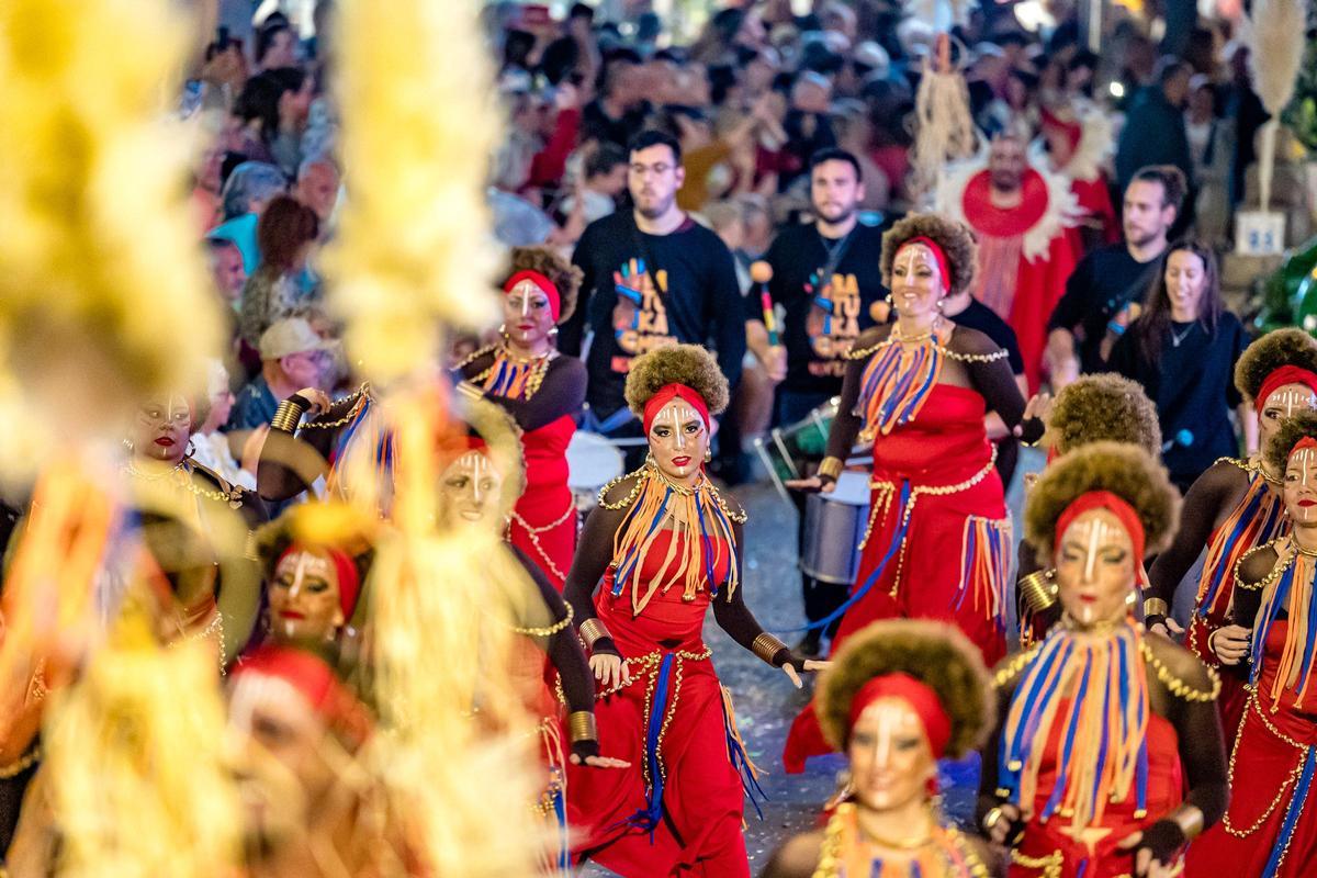 Un colorido Desfile de Carrozas cierras las fiestas de Benidorm