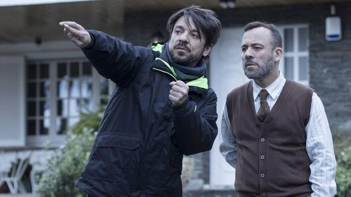 Oriol Paulo y Javier Gutiérrez, en el rodaje de 'Durante la tormenta'