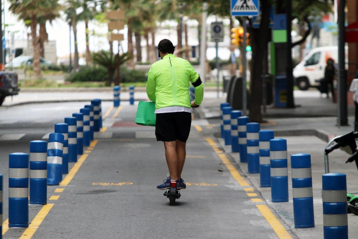 Un usuario utiliza un patinete eléctrico en la capital