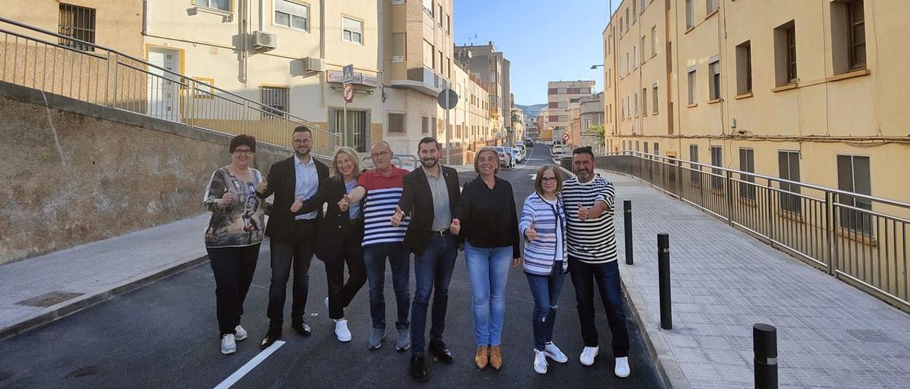 El equipo de gobierno de l&#039;Alcora, con el alcalde Samuel Falomir, a la cabeza, posa sobre la remodelada calle Enrique Grangel Girona.