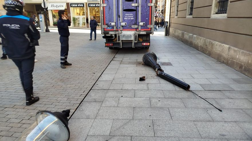 Un camión derriba una farola del Parchís