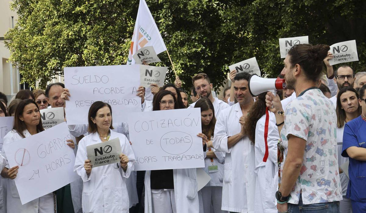 Protesta de los médicos del Hospital de Sant Joan contra el nuevo estatuto laboral