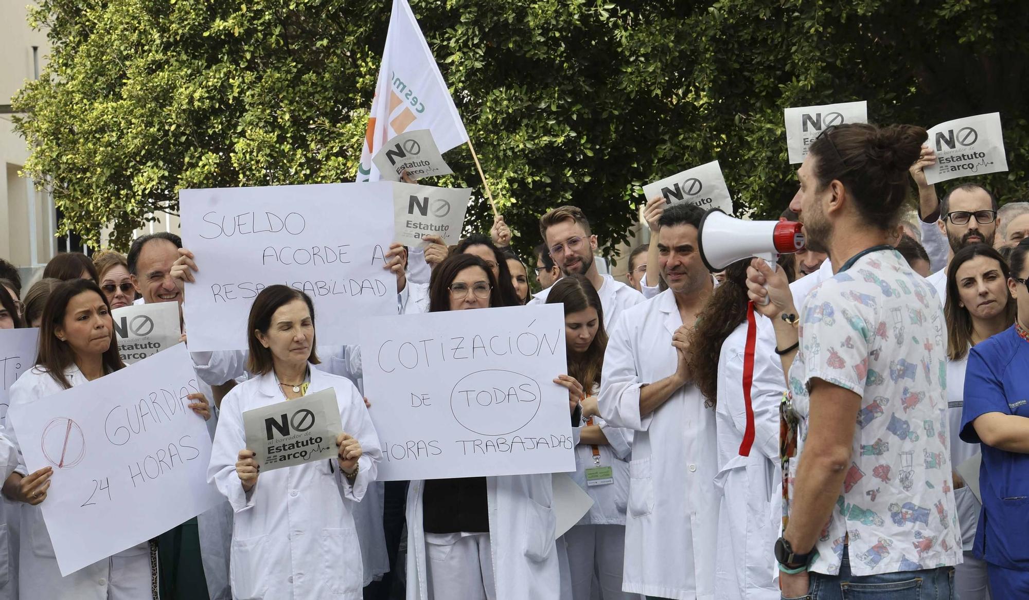 Protesta de los médicos del Hospital de Sant Joan contra el nuevo estatuto laboral