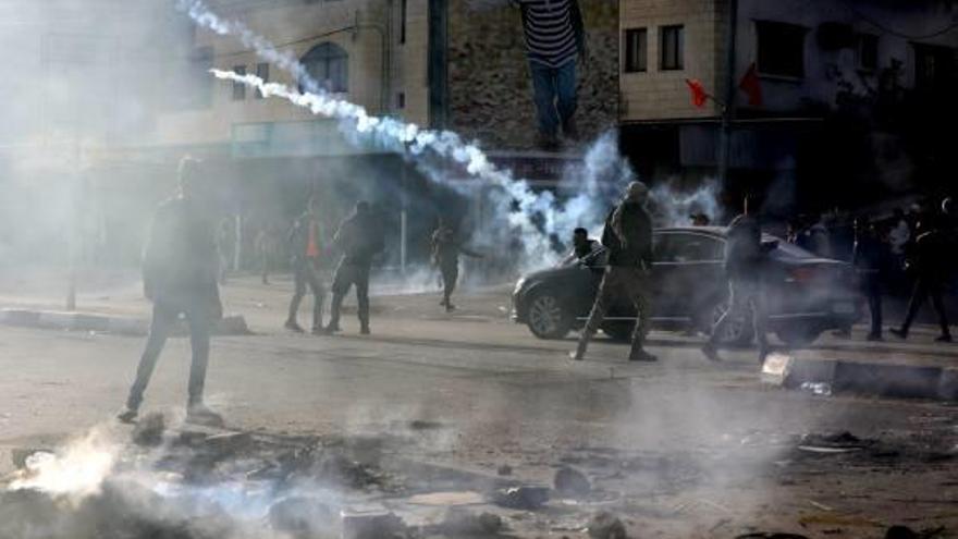 Els manifestants palestins es van enfrontar a l&#039;Exèrcit israelià a Nablus.