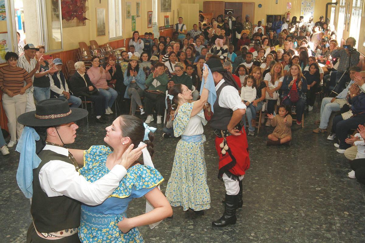 Una agrupación argentina baila ante la mirada de los asistentes a la jornada intercultural organizada por la parroquia de Mariñamansa.
