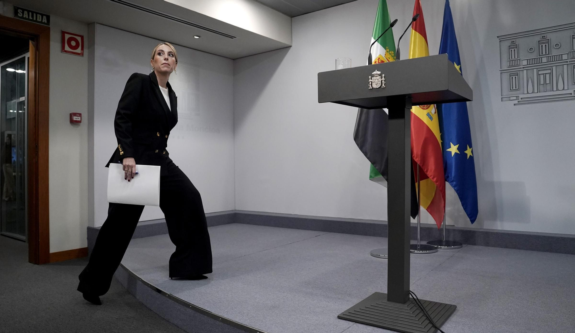 María Guardiola, presidenta de la Junta de Extremadura, durante la rueda de prensa que ha ofrecido después de la reunión mantenida con Pedro Sánchez.