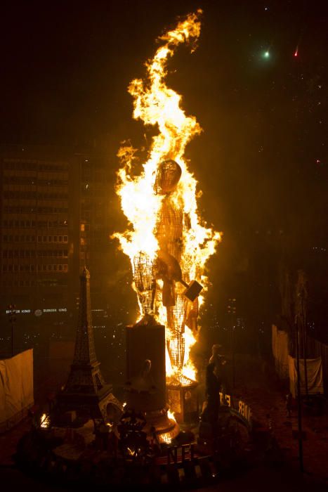 Fallas - Como purificación y simbolización de la carga satírica, el fuego marca el ciclo de la vida en las Fallas.
