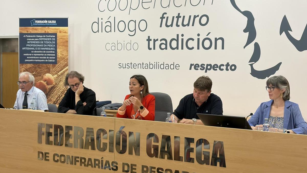 La conselleira Marta Villaverde, en el centro, durante la presentación de la propuesta.