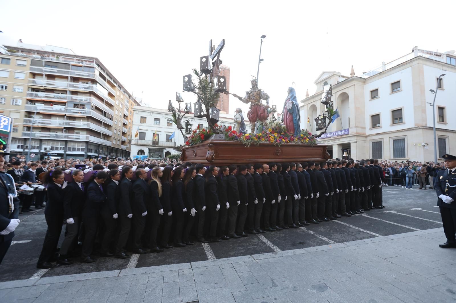 La Hermandad Stabat Mater salió puntual a su cita del Martes Santo en Alicante