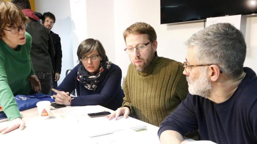 Els diputats de la CUP Vidal Aragonès i Carles Riera, amb les exdiputades Mireia Boya i Eulàlia Reguant, a la reunió del Consell Polític