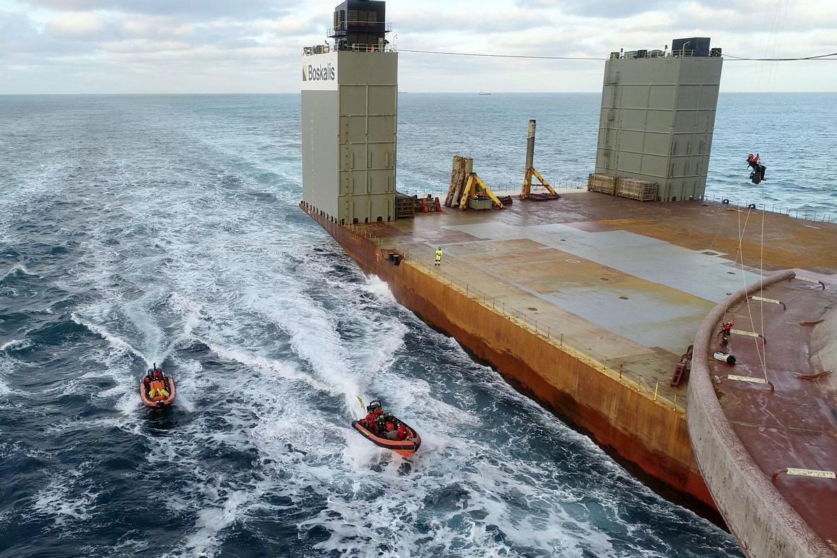 Ecologistas de Greenpeace colocaron una pancarta en una acción en una plataforma de Shell, en el Mar del Norte, para expandir un yacimiento de petróleo y gas existente, frente a la costa de Cherburgo, en el noroeste de Francia