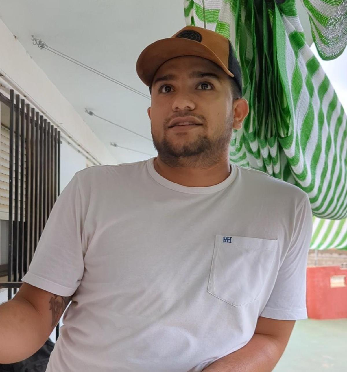 John, en el motel en el que está viviendo durante un mes en Chiva.