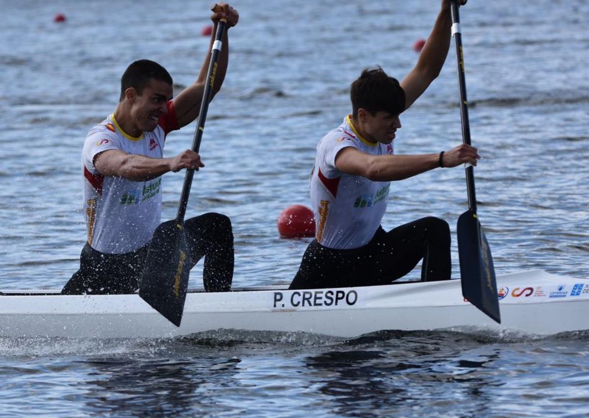 Antía Jácome,a la derecha,tras ganar su tercera medalla de plata junto a María Corbera. // RFEP