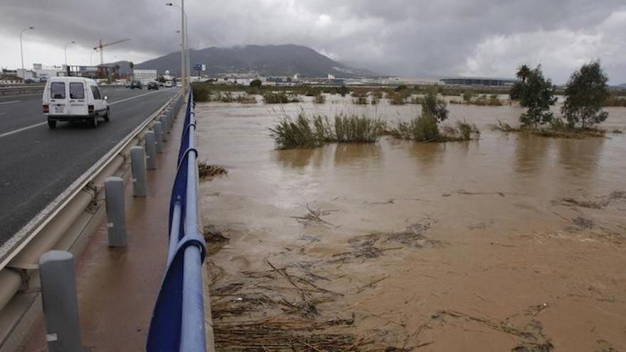 El puente de la Azucarera no tiene capacidad suficiente para evacuar grandes riadas.