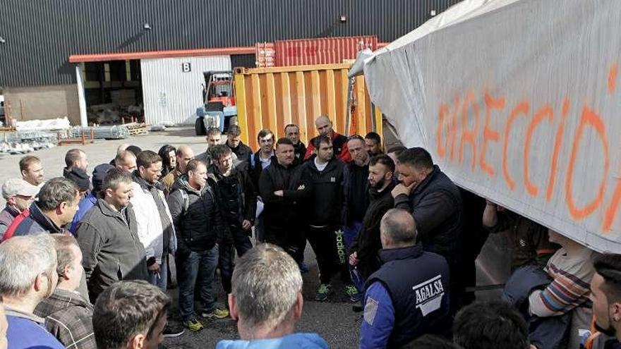 Trabajadores de Agalsa, frente a la factoría.