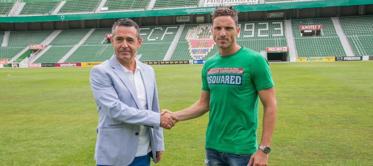 Edu Albacar y Diego García se dan la mano el día de la despedida del futbolista catalán