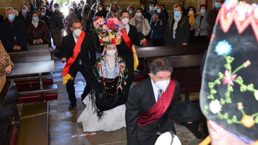 La comitiva danza a San Sebastián en el interior de la iglesia.