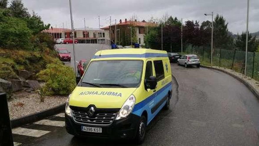 Una ambulancia en la residencia de Aldán. // S.Á.